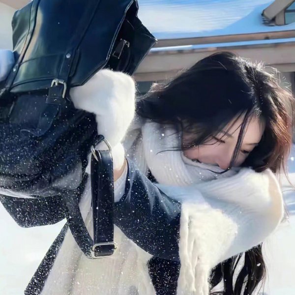 走在雪地上的人